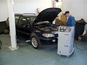 Autopurkaamo: ilmastointilaitteen huoltaminen